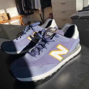 New Balance 515 marinblå strl 47.5 - Säljer mina otroliga NB 515 i storlek 47.5, använda 5 gånger så i princip nyskick. Otroligt sköna och snygga, storleken är snarare 46/46.5. Nypris är 979 kr, mitt pris är 600 med tanke på det fina skick dem är i. Kan tänka mig att diskutera pris vid snabb och smidig affär! 