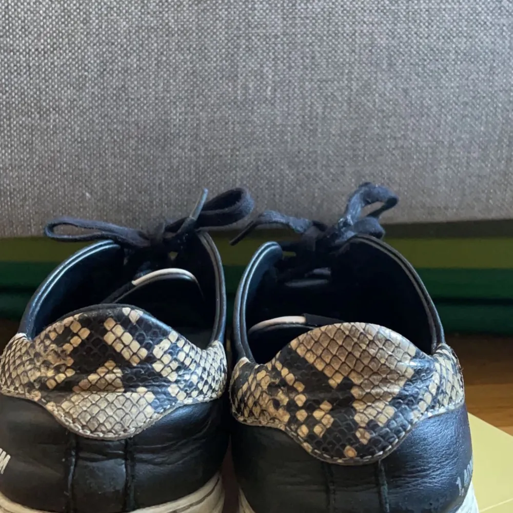 Säljer svarta Arigato skor med ormskinn bak i storlek 39, ganska andvända därför lite billigare💖lite slitna så skicka privat för fler närmare bilder, köpt för 2000. Skor.