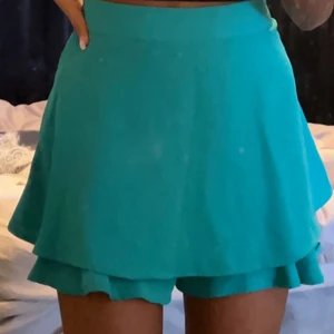 Kjol  - Grön kjol inbyggd shorts 