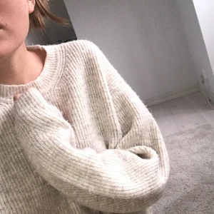 Trendig stickad tröja - Inte ull så den kliar inte! Super bekväm! Säljer pga att jag inte använder den tillräckligt ofta :( (ps. Pris kan diskuteras)