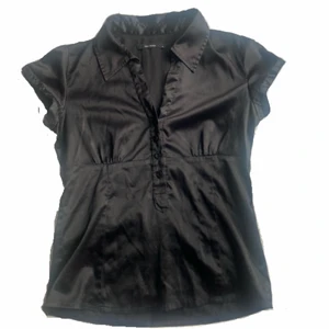 Svart kortärmad silke/satin skjorta - Så fin kortärmad blus/skjorta i satin material typ. Den är superfin men är för stor i bysten på mig som har 75A.. skriv för flera frågor💖