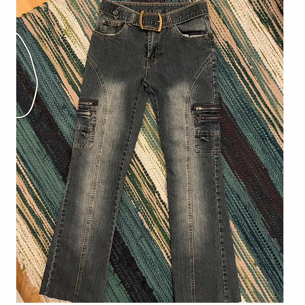 snygga low waist bootcut jeans, väldigt y2k! tyvärr alldeles för små för mig med S som är 172cm:( innerbenslängd: 74cm, midjemått: 65cm, passar nog XXS/XS. Jeans & Byxor.