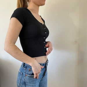 Svart Monki tröja - En fin, svart tröja med knappar längs framsidan. Köpt på Monki för ett tag sedan så den finns nog inte kvar. Storleken är xxs men är absolut inte xxs. Tröjan passar som bäst på en xs/small, som modellen är på bilden. Tröjan är använd men inte sliten. Pris kan diskuteras. 