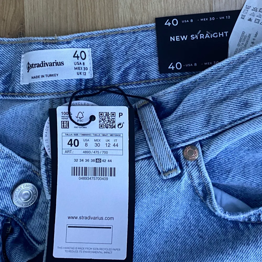 Säljer dessa par jeans som jag köpte hos ASOS men märket heter Stradivarius. Köptes i Oktober men bara testats en gång och lapparna sitter kvar som ni ser på tredje bilden. Köpte de för 359kr så säljer de för 250kr. De är i storlek 40 och säljer de då jag köpte fel storlek och brukar ha 36 så de blev för långa för mig. Jag är 163 om någon undrar om längden på.. Jeans & Byxor.