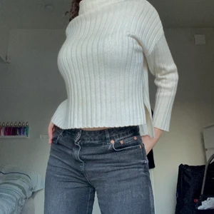 Vit tröja - En söt vit tröja som kommer från barnavdelningen men passar xs-s (jag är s) säljer du den inte används. Den har du slitsar på sidorna och är ribbad💕💕