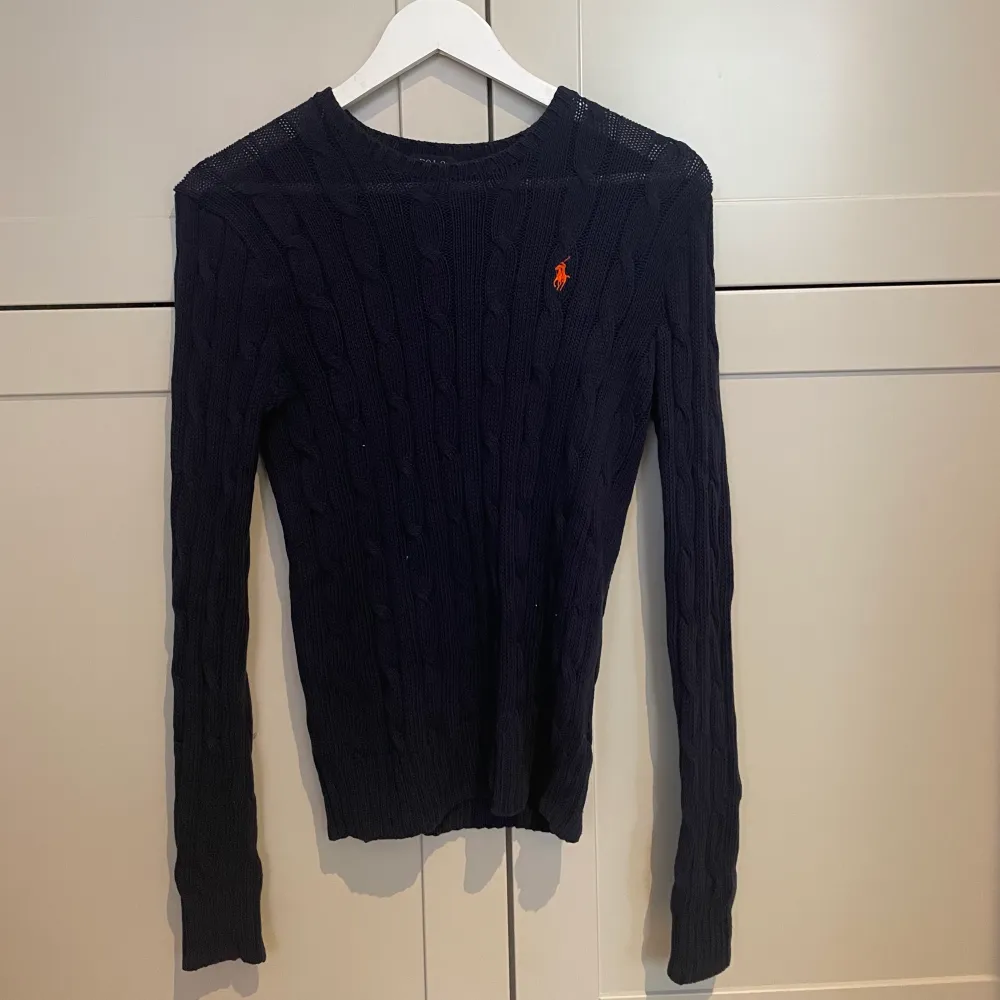 Marinblå kabelstickad från Ralph Lauren i gott skick, st S. Neuleet.