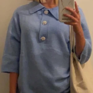 Stackad tröja - Säljer min fina stickade tröja från hm💙🦋tyvärr kommer inte denna t användning längre, men den har varit en stor favorit💙till dig som bär xs/s❤️❤️