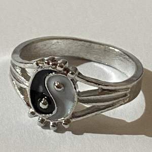 Yin-yang silverring med små detaljer.