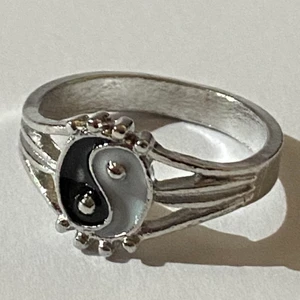 Ring - Yin-yang silverring med små detaljer.