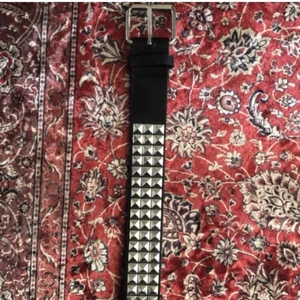 Nitbälte  - Skitsnyggt bälte med nitar på❤️ säljer endast om bra bud läggs.  Köpte det för typ 200 kr.