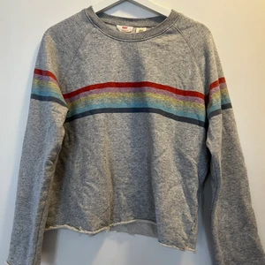 Collegetröja från Levis  - Grå collegetröja från Levis. Knappt använd, fint skick. Strl. M.