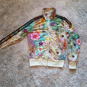 Adidas dop hood stå 38 - Adidas jacka/tröja stl 38 använd bara en gång och tvättad.  Som my