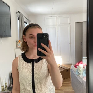 Spets blus - Köpt secondhand men har endast använt fåtal gånger. Är i bra skick