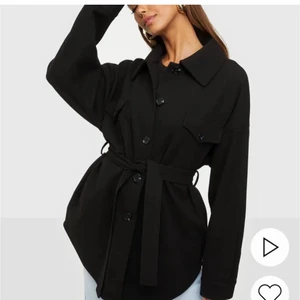 Kappa  - Säljer denna svarta kappa från Nelly, nypris 699. Slut på hemsidan 