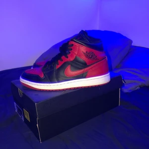 Jordan 1 - Säljer mina jordan 1 i storlek 42. Dem är i braskick och de är inte så mycket använda. 1200kr kan mötas upp och om jag skulle frakta står köparen för frakt.