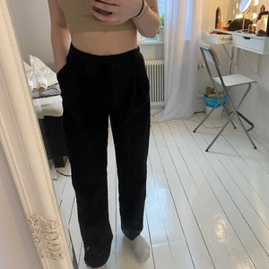 Kostymbyxor  - Kostymbyxor från Lindex i storlek 36, jag är 178 och dom sitter bra i längden på mig. Säljer dom för 150kr