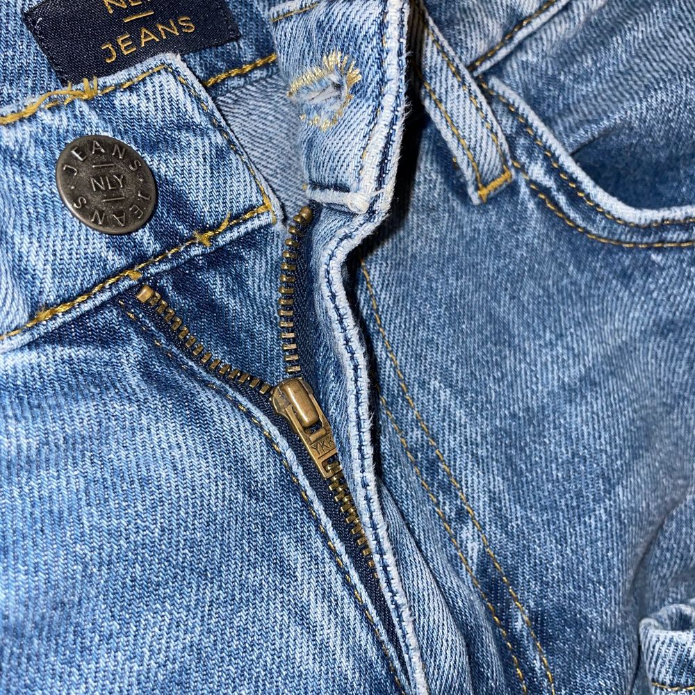 Snygga blåa jeans med slits från Nelly i strl 34. Vill man att de ska va oversize sitter de bra på en 34 annars om man vill att de ska sitta tajtare så passar de bättre på en 36/38. Köpte nyss så inte använda mer än 3-4 gånger. Säljer då de är lite förstora, föredrar när det sitter lite tajtare.. Jeans & Byxor.