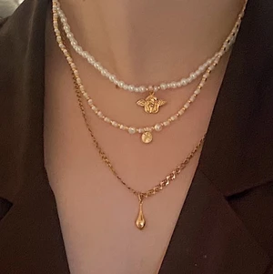 pärlhalsband - Säljer detta fina pärlhalsband jag har gjort, har 5 st. Säljer även det andra pärlhalsbandet som syns i bild 1, det finns ett inlägg om det i min profil. Betalning sker via swish och köparen står för frakten. Skriv privat för fler frågor eller fler bilder 😊