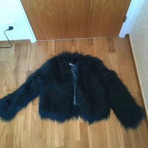 Blå/grön fluffig jacka - Storlek 36, använd 1 gång, inköpt 2020, satin på insidan, Linn Ahlborg x NA-KD, pris kan diskuteras :)