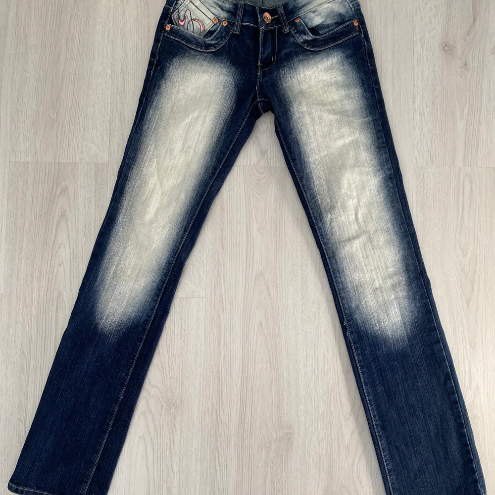 Lågmidjade jenas i storlek 36, säljer pågrund av att jag inte använder de längre. Jeans & Byxor.