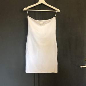 En vit räfflad Offshoulder klänning från HM i storlek S