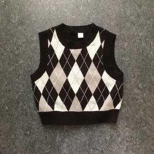 Rutig stickad tröja  - Storlek XS, använd 2-3 gånger, inköpt 2021, pris kan såklart diskuteras :)