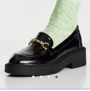 Schuh - svarta loafers (Asos) - Svarta Schuh loafers i storlek 39 från Asos. Är använda ett fåtal gånger bara så det är i väldigt bra skick. Frakt tillkommer<3