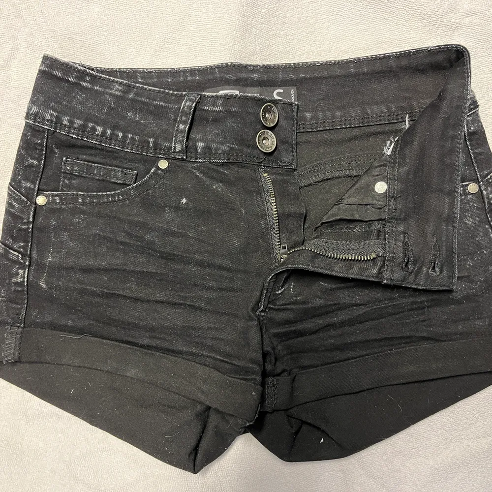 Korta jeansshorts. 1 par blåa och 1 par svarta.  40kr/st eller 75kr för båda. Ev frakt betalas av köparen. . Shorts.