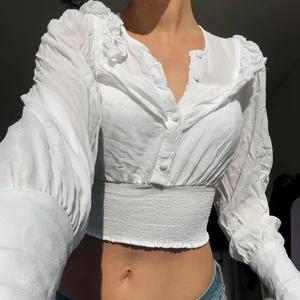 blus - Croppad blus från NAKD! Skrynkig på bilden då jag ej strykit den! 300kr inkl frakt