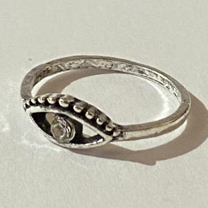 Ring - Silverring i form av en öga med kristall.