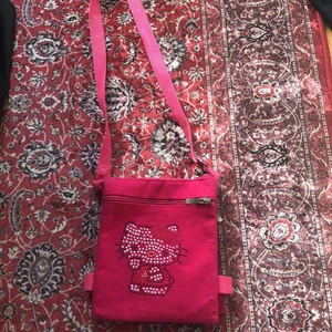 Väska med rhinestones  - Ursöt väska med rhinestones ”formade” som en hello kitty (den är ganska liten) 