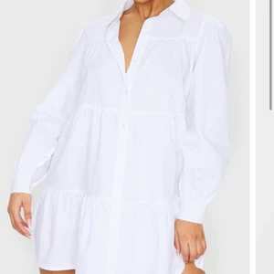 Vit skjortklänning från PLT - Helt ny vit skjortklänning från Prettylittlething, i storlek 36. Men lappen kvar. (Lånad första bild).