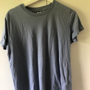 Blå tröja  - Blå tröja från MQ. Riktigt fin men för stor på mig, den är använd en gång i höstas då jag köpte den. Frakten kostar 22 kr och hör av dig vid intresse/frågor💕