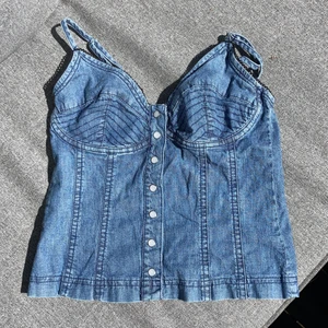 Linne jeans korsett - Sjukt snyggt linne i mjukt jeanstyg. Storlek S från Lindex. Smock i ryggen och fodrade kupor, reglerbara axelband. Frakt tillkommer 60kr