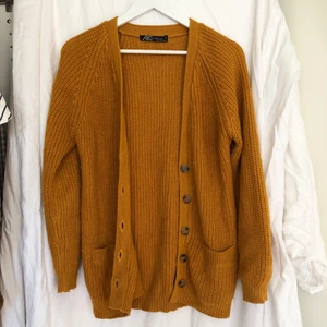 Stickad kofta strl S - En stickad kofta i senapsgul färg. Har för mig att jag köpt den på Newyorker för några år sedan❣️