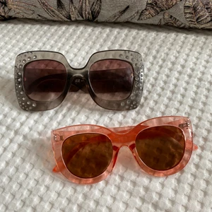 Solglasögon  - Nedre paret är från Pieces 🕶 båda i mycket bra skick 🦋 100kr/st eller båda för 150kr. ÖVERSTA PARET SÅLDA 