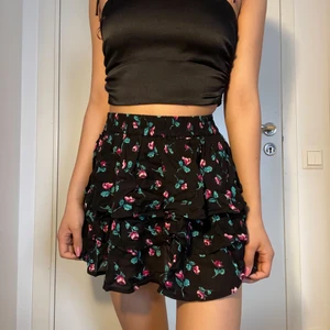 Veckad kjol - forever 21 - Fin veckad kjol perfekt för sommaren💖 storlek EU: M, men passar som en XS/S, mycket stretchig i midjan! 