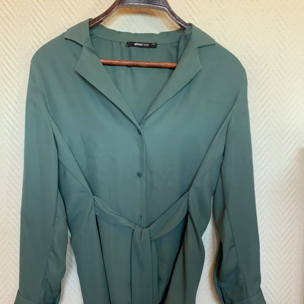 Gröngrå blus/skjorta från Gina Tricot i storlek 34/XS.. Blusar.