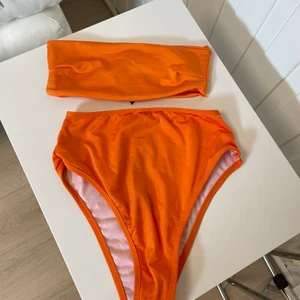 Helt ny bikini!  - Orange bikini från PLT. Helt ny med lappar och sanitetslapp kvar. Passa jättefint på men den är för liten för mig. 