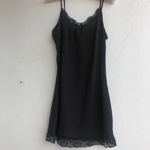 Satin klänning s - Säljer min jätte fina satin klänning med spets på eftersom jag har två🤍🤍 funkar hur bra som helst som både nattlinne eller klänning🤍 stolek s men passar mig som är en xs🤍 kan mötas i Jönköping annars är det du som betalar frakten 🤍