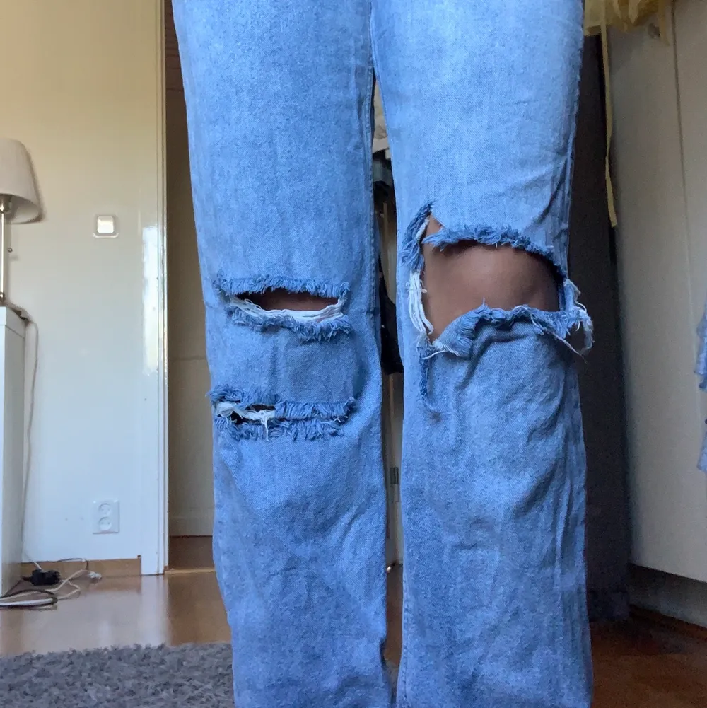 Skitsnygga jeans, långa på mig som är runt 170, använda 2 gånger, köparen står för frakt💕💕. Jeans & Byxor.