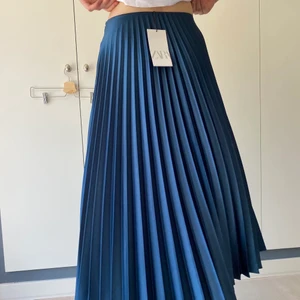 Plisserad kjol i Nyskick - Helt oanvänd plisserad kjol från zara. Passar perfekt till sommaren. Säljer få den tyvärr inte kommit till användning. Köparen står för frakten.🧚💕💛😊