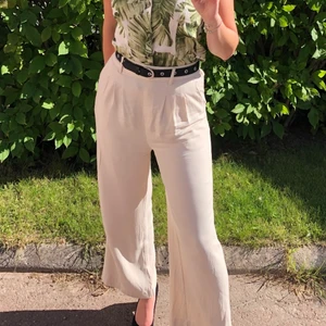 Linnebyxor  - Snygga högmidjade linnebyxor, använda två gånger. Jag är 170 lång. Nyskick🌼
