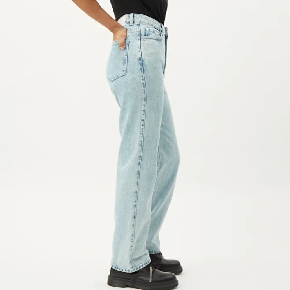 weekday jeans som tyvärr blivit för korta för mig. använda men i jättebra skick. köpare står för frakt. . Jeans & Byxor.