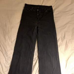 Yoko jeans svarta från monki i strl 24, köpta för 400 kr och säljer för att de är för små 