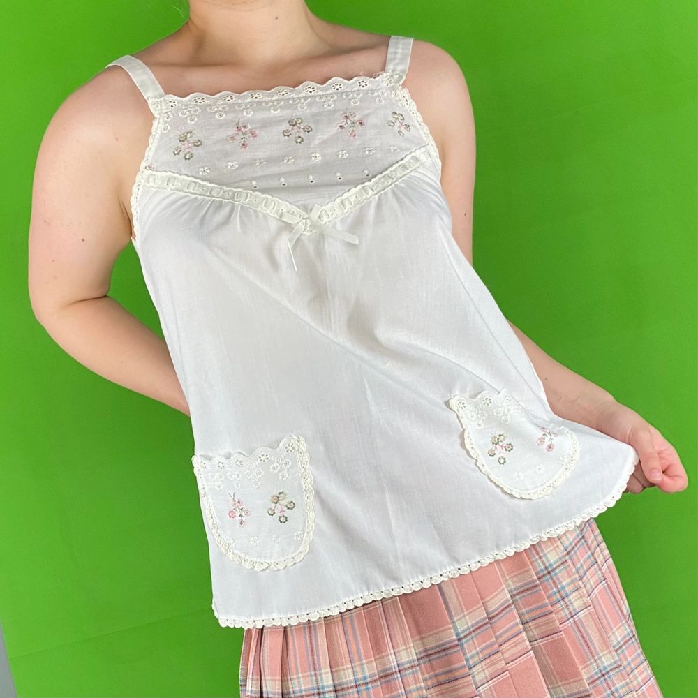 Supersöt cottagecore, farmercore topp. Antagligen vintage! Ingen storlek eller materiallapp finns. I bra skick! Modellen använder vanligtvis storlek S-M och är 169cm för referens. Flowy och perfekt för sommarvärmen. Byst bredd 51cm. Längd 54cm. Spårbar frakt på 66kr är inräknad i priset. . Toppar.