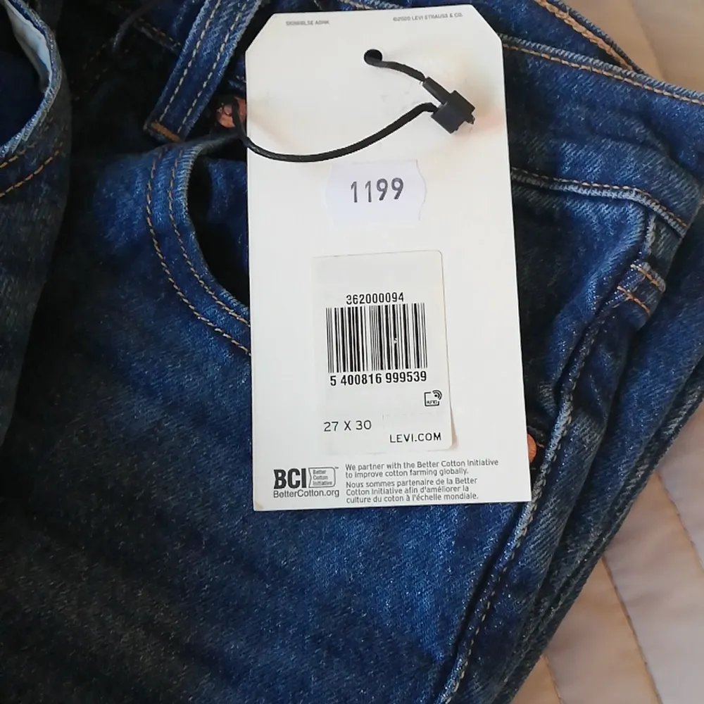 Säljer Levi's 501 Orginal Cropped Jeans för damer. Aldrig använt pga passar inte. Orginalpris 1199 kr och säljs för 850 kr. Storlek 27 x 30. Skriv om du har undrar något. . Jeans & Byxor.
