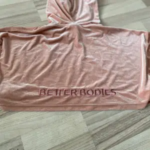 Otroligt skön crop hoodie från better bodies. Väldigt fin rosa färg ha till vardags , hemma eller på träning :)