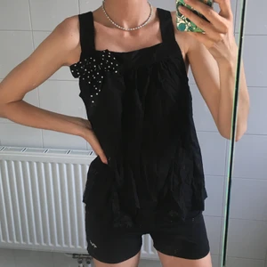 Linne med rosett ⚫️⚪️ - I fint skick. ⚫️ Är bara skrynklig just nu ⚪️