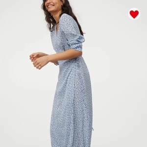 HM - omlottklänning - En oanvänd klänning från HM! Slutsåld! Storlek M. 